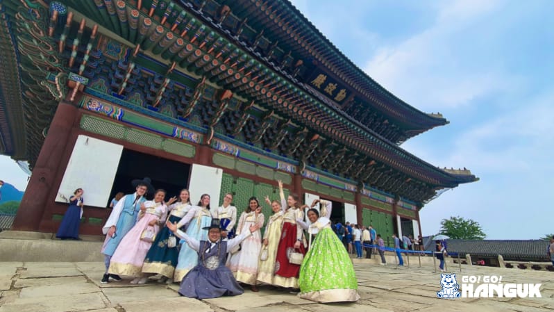 Vacanza studio in Corea con studenti vestiti in abiti tradizionali coreani