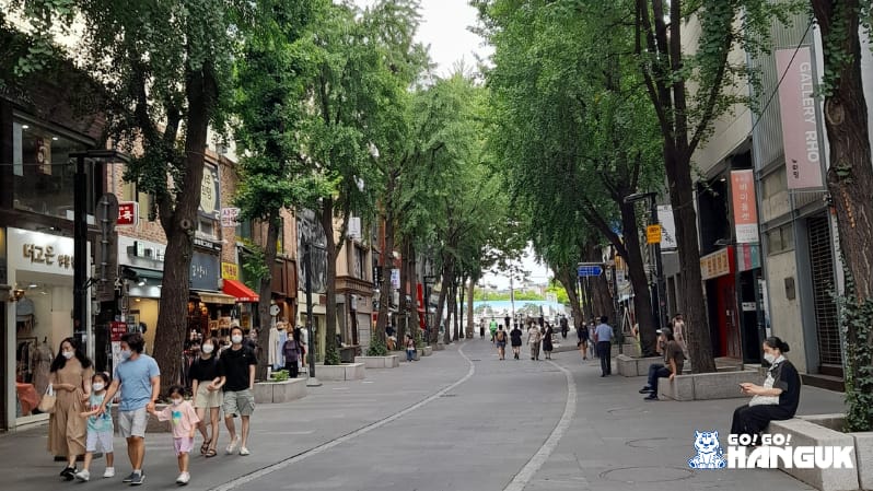 Promenad i Insadong som en av de koreanska traditionella aktiviteterna att göra i Seoul