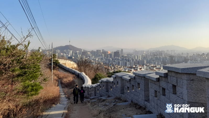 Mura di Inwangsan a Seoul dove passeggiare e fare attività tradizionali coreane
