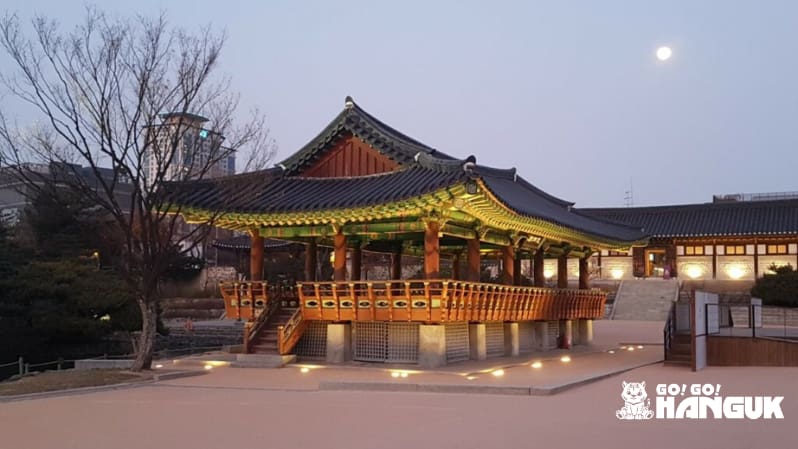 Le palais Deoksugung près de l'université Dongguk