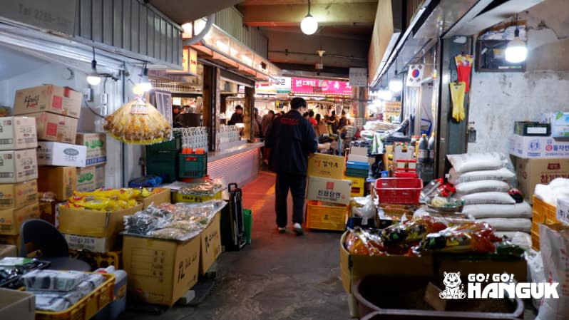 Mercato coreano di Tongin dove mangiare per una delle attività tradizionali coreane