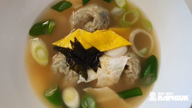 Ravioles coréennes "mandu" dans une soup tteok pour les mets de Seollal