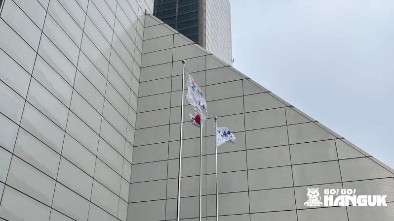 Bandiera coreana di fronte a un palazzo - AIRE per italiani residenti in Corea