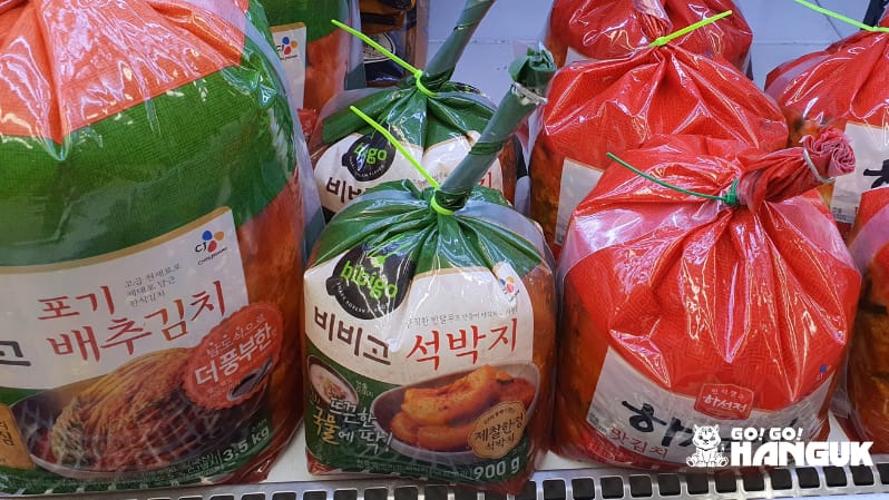 Prepara il kimchi come una delle attività tradizionali coreane da fare 