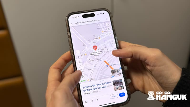 Två händer som håller en mobiltelefon visandes en karta -  En av många smidiga Naver-appar