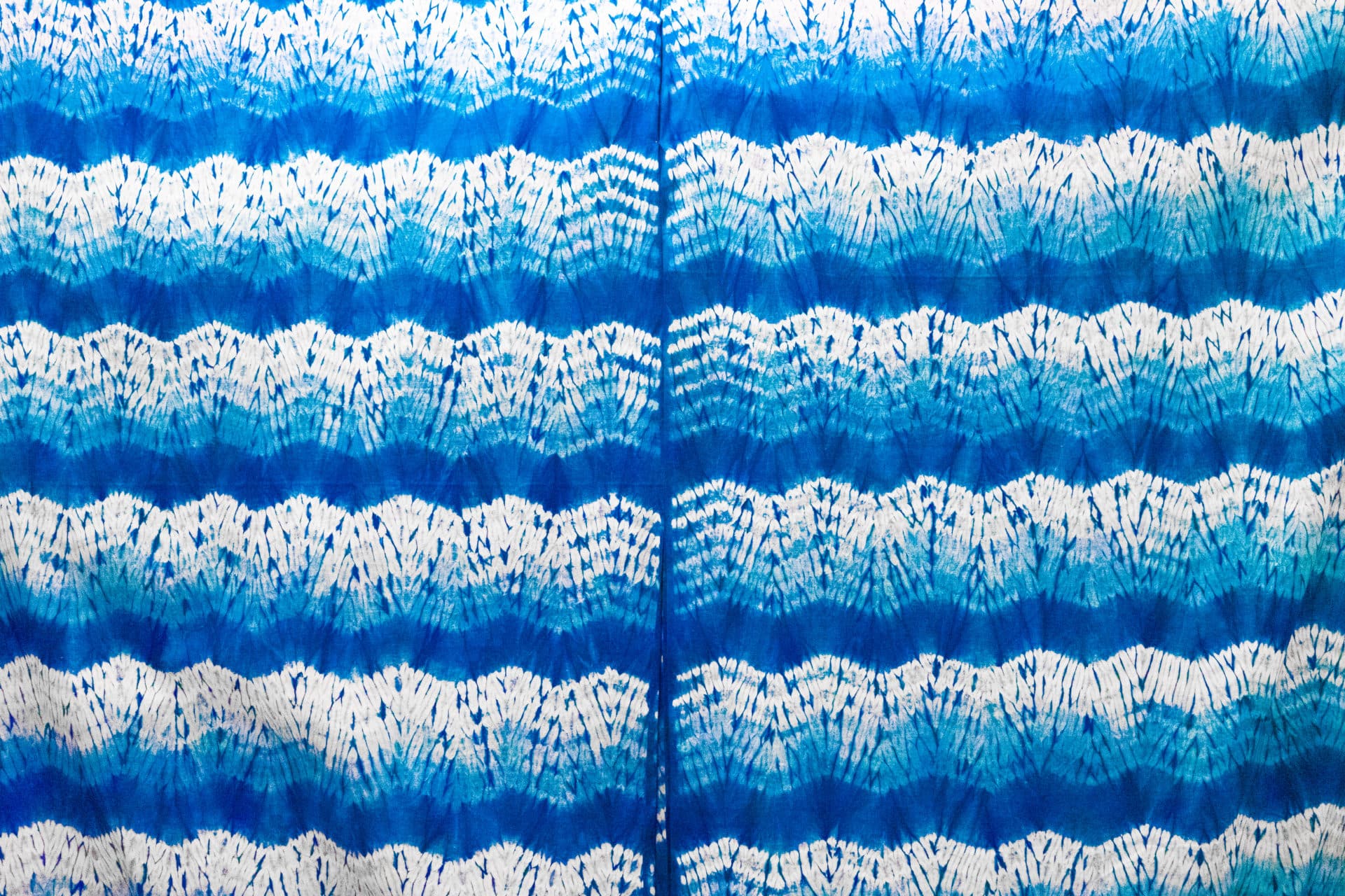 La teinture de cravate aiguamarine de laine de vague